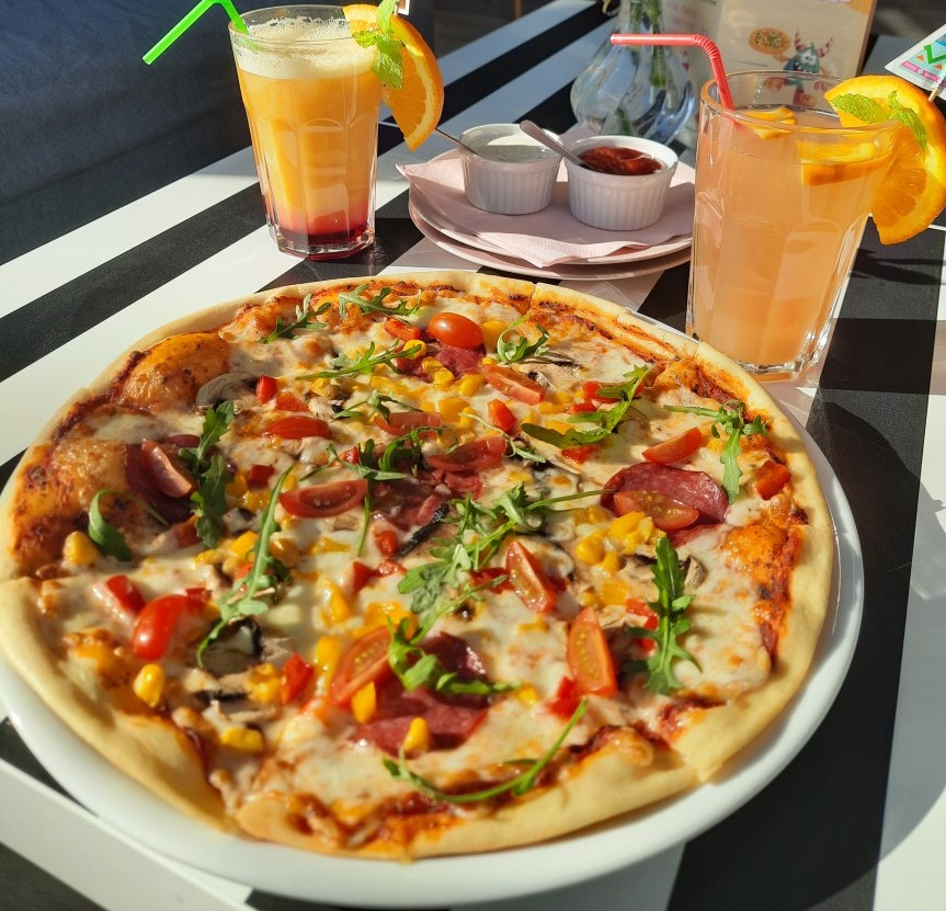 Świeża pizza i orzeźwiające napoje w restauracji
