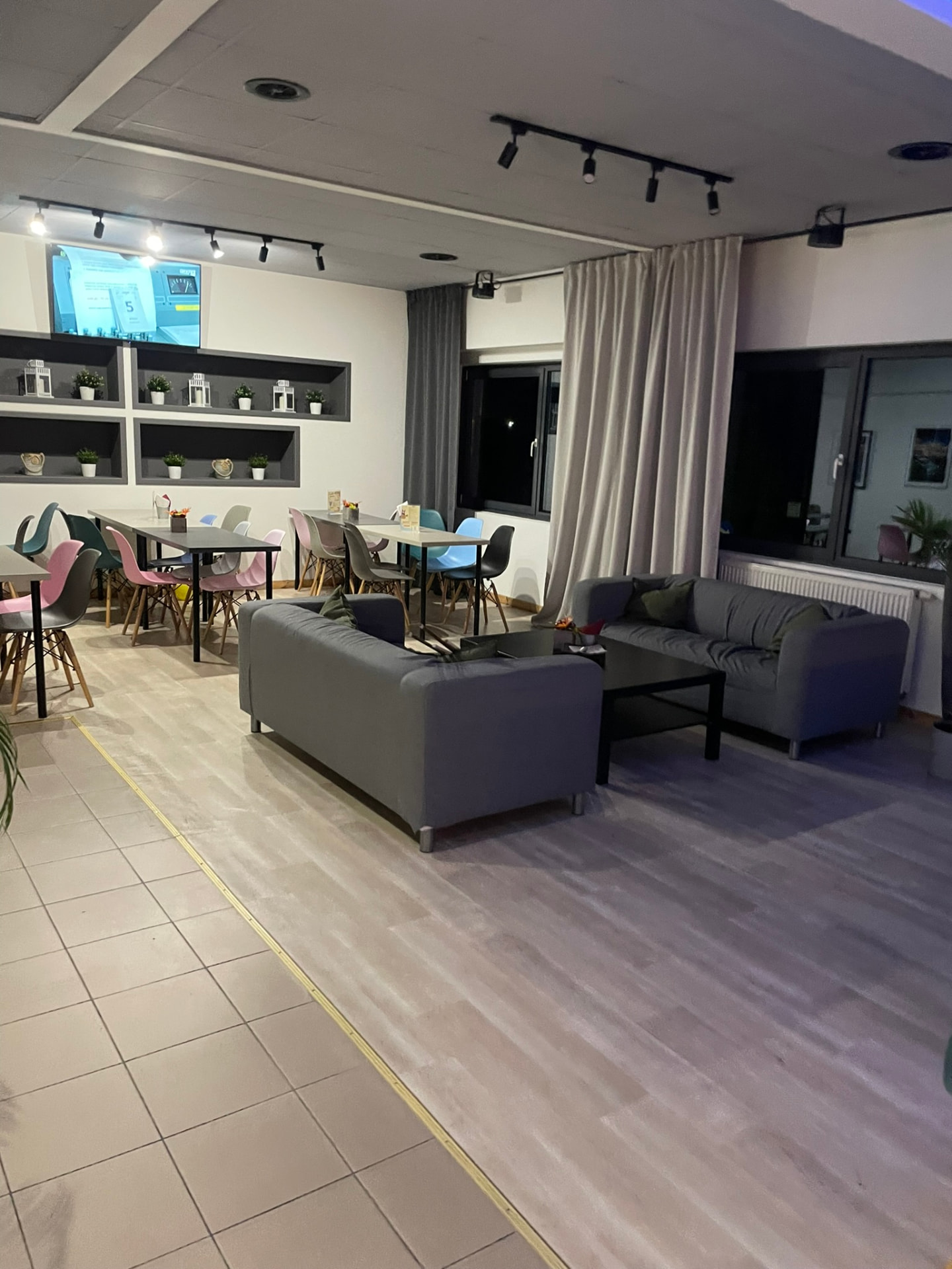 Strefa kanap i stolików w restauracji