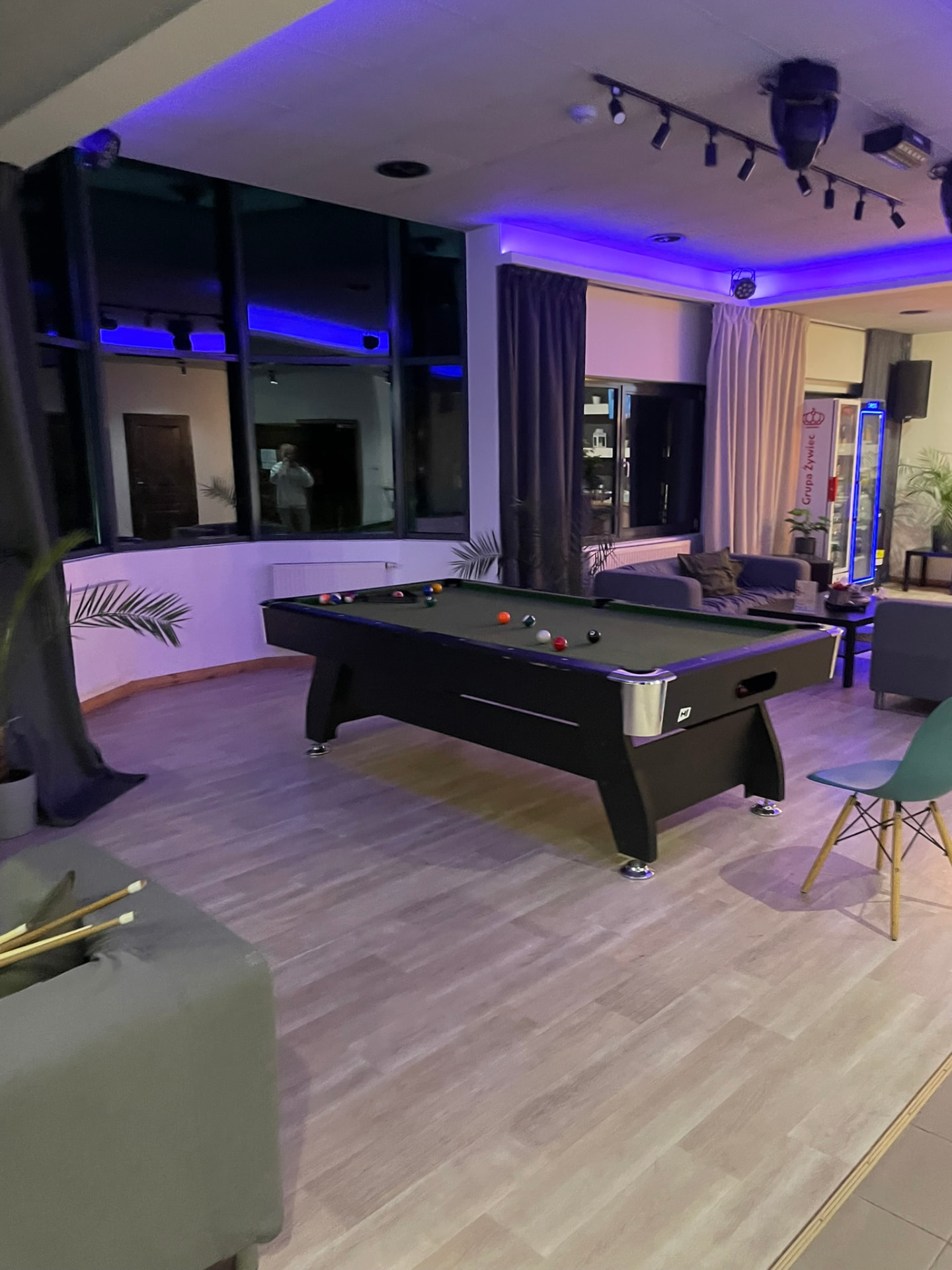 Strefa z bilardem przy restauracji