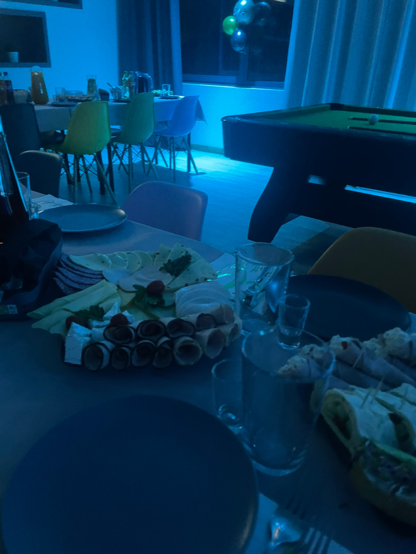 Sala z bilardem i stołem z przekąskami