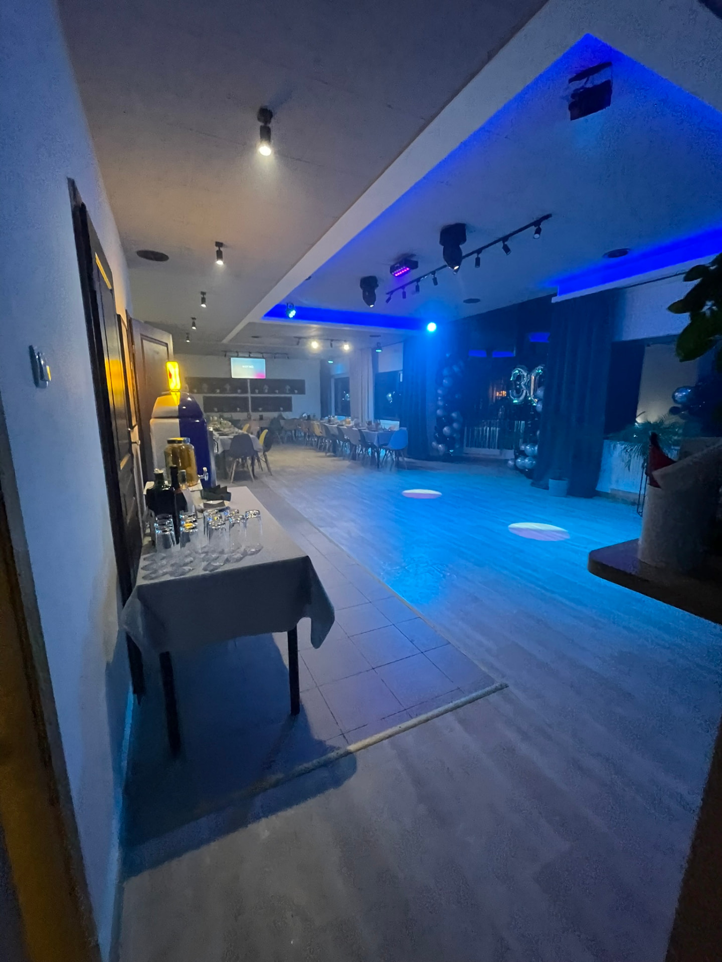 Sala z bufetem i dekoracją imprezową